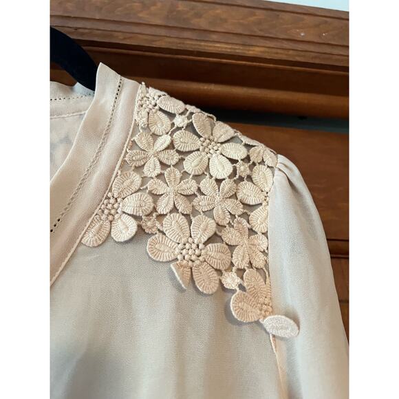 NWT Darling Women's Stephanie Chiffon Crochet Button Down Blouse Blush Size M - Picture 3 of 11